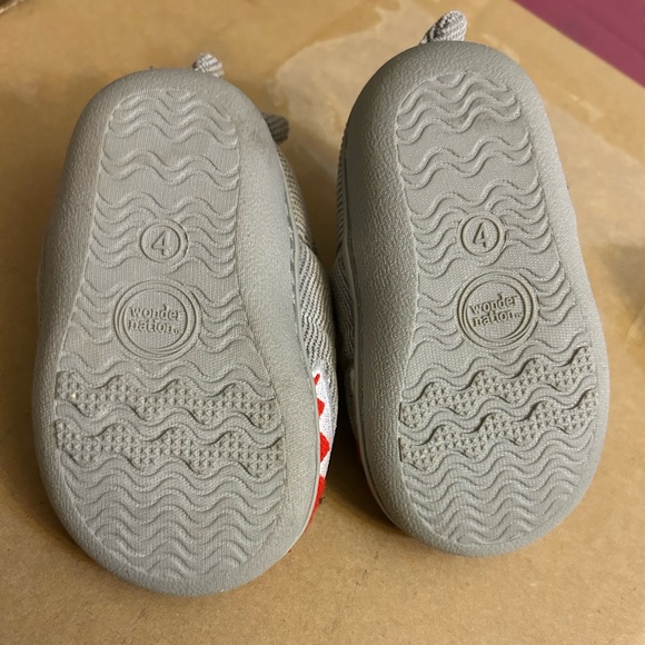 Wonder Nation Infant Shark Slippers Size 4 - Picture 4 of 4